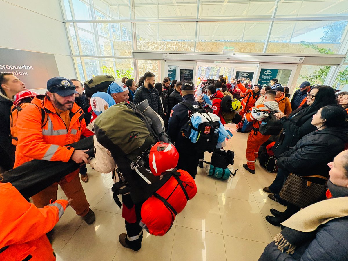 PanAmPost_es's tweet photo. 🇦🇷🫂🇻🇪 | Desde Ezeiza partió un vuelo humanitario con más de 100 médicos venezolanos y rescatistas argentinos (CEPA y Grupo Fénix), piloteado por Enrique Piñeyro (Fundación Solidaire). Llevan 4 toneladas de insumos de la Cruz Roja para apoyar tras los terremotos en Venezuela. https://t.co/RdX2rR5va4