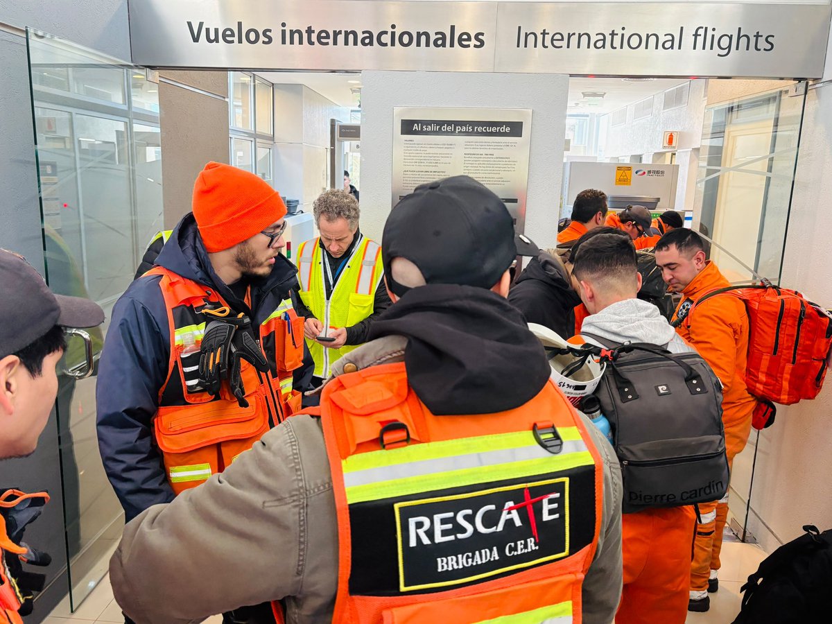 PanAmPost_es's tweet photo. 🇦🇷🫂🇻🇪 | Desde Ezeiza partió un vuelo humanitario con más de 100 médicos venezolanos y rescatistas argentinos (CEPA y Grupo Fénix), piloteado por Enrique Piñeyro (Fundación Solidaire). Llevan 4 toneladas de insumos de la Cruz Roja para apoyar tras los terremotos en Venezuela. https://t.co/RdX2rR5va4
