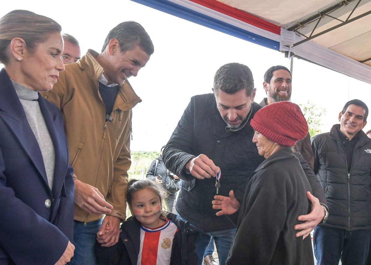AllianaPedro's tweet photo. No hay emoción más grande que entregar la llave de una casa propia.

Acompañamos al presidente @SantiPenap y al ministro @juancbaruja en la entrega de nuevas viviendas para familias de San Lorenzo, Itá y Villeta, en el marco del programa FONAVIS, con apoyo de @itaipuparaguay https://t.co/LzaUZyPbNj