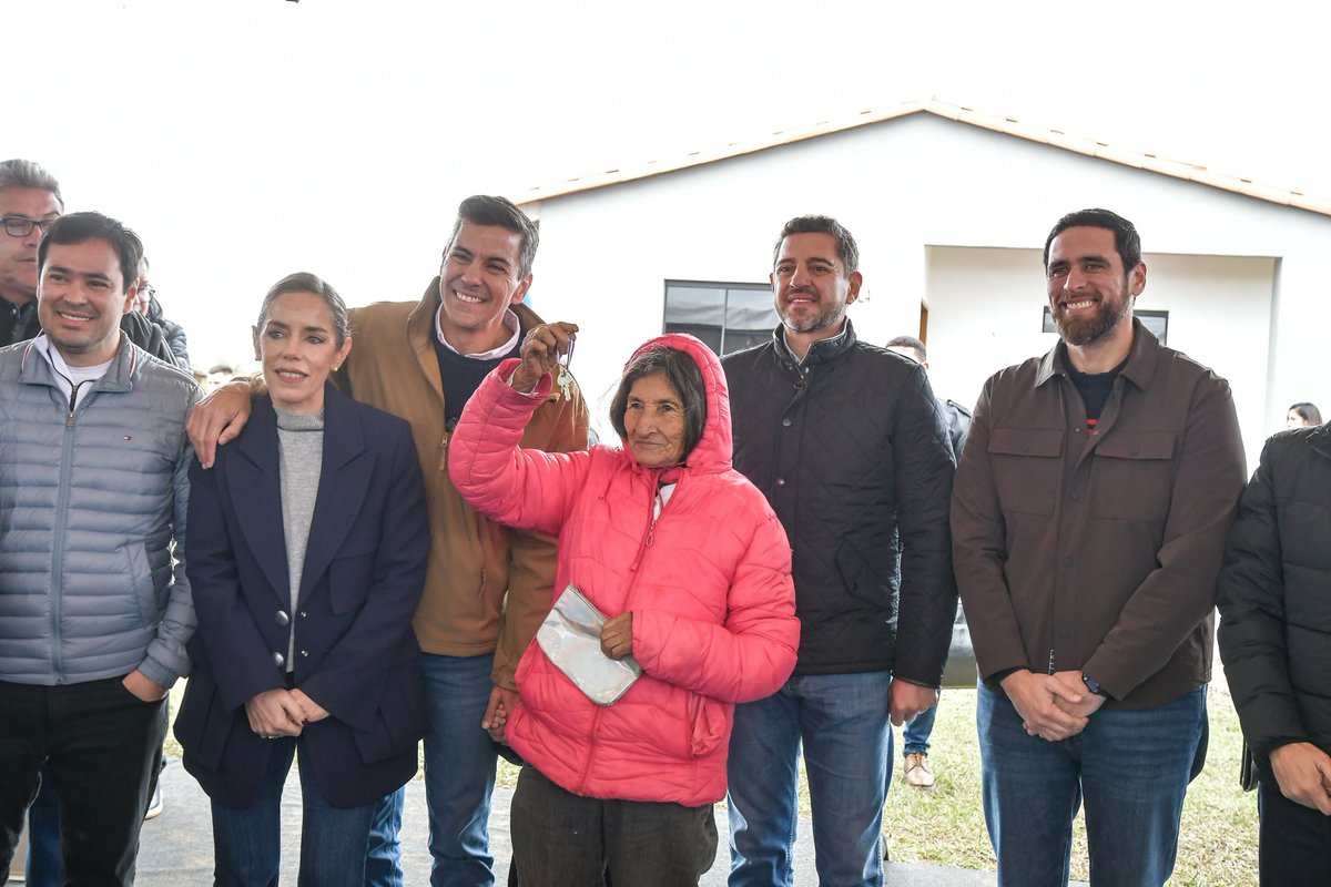 AllianaPedro's tweet photo. No hay emoción más grande que entregar la llave de una casa propia.

Acompañamos al presidente @SantiPenap y al ministro @juancbaruja en la entrega de nuevas viviendas para familias de San Lorenzo, Itá y Villeta, en el marco del programa FONAVIS, con apoyo de @itaipuparaguay https://t.co/LzaUZyPbNj