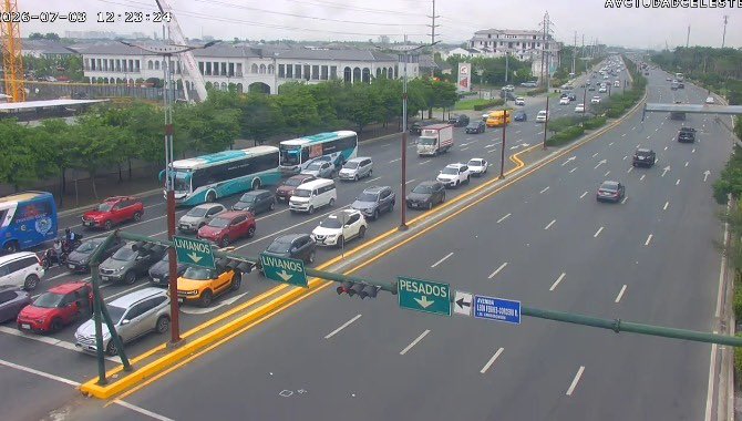 ATVInforma's tweet photo. #ATVInforma | Desde el sistema de videovigilancia del #CMVS se observa el flujo vehicular en distintos puntos de la Av. Samborondón.
⚠️Conduzca con cuidado y respete las señales de tránsito. https://t.co/Tzq0KRxlgh