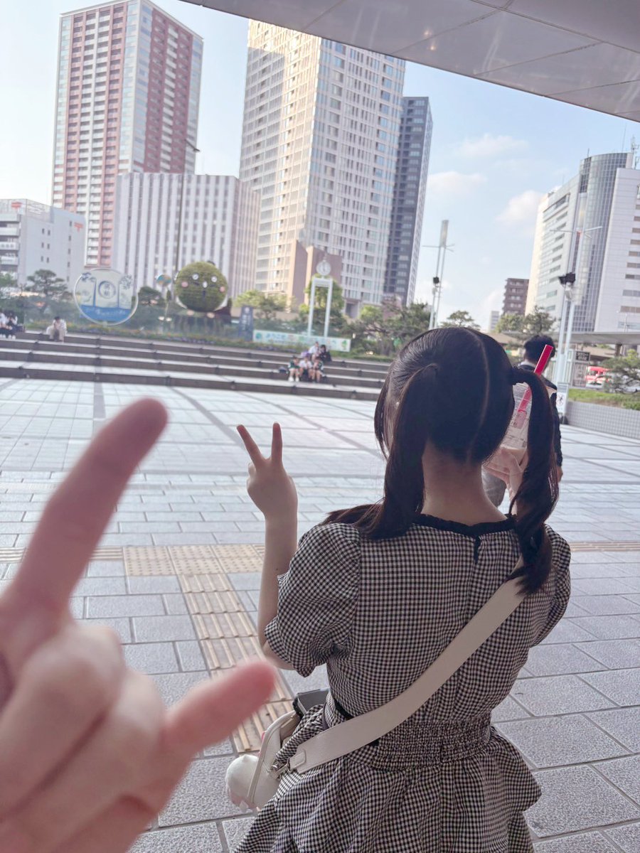 __uRnyan's tweet photo. 写真見返してたらまっすぐ一本線の綺麗なツインテールで遊んでたことに気づいて感動した https://t.co/7WjflBeJ40