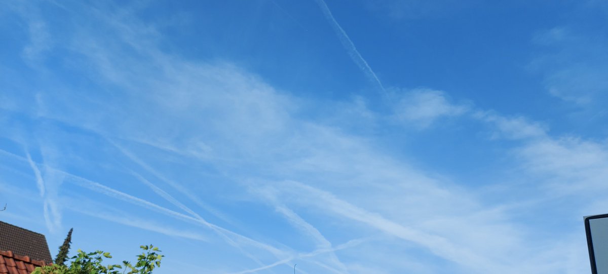MarkCritics's tweet photo. Na een paar dagen met weer is Hollandse luchten met prachtige ouderwetse stapelwolken, begint de elite weer met sprayen van chemische luchtdeeltjes #chemtrails nederland #Geoengineering 
Geniet van jullie weekend! https://t.co/ttTExvlMiu