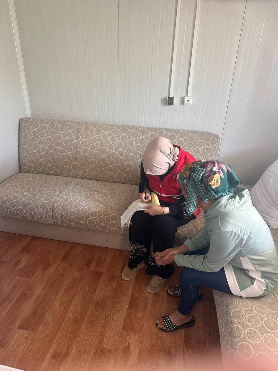 TKHataySubesi's tweet photo. Kızılay Hatay ekiplerimiz,Konteynerında çıkan yangın sebebiyle mağduriyet yaşayan vatandaşımızı ziyaret ederek,acil ihtiyaçlarını belirledi.Yaraları el birliğiyle sarmak için tespit ettiğimiz tüm destekleri kendilerine ulaştırdık. Biz, iyi günde de kötü günde de hep buradayız🌙 https://t.co/Ryg22PePkW