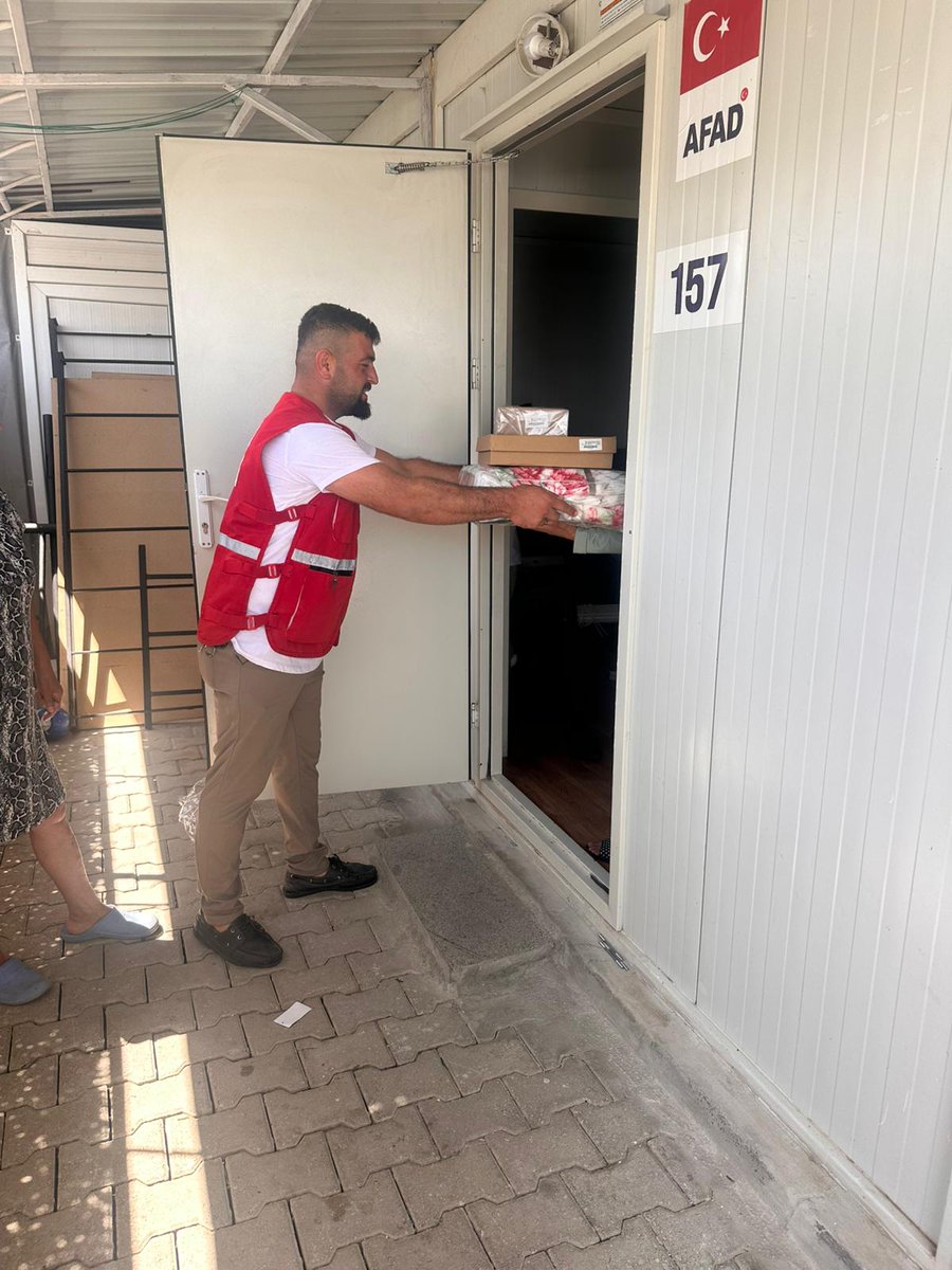 TKHataySubesi's tweet photo. Kızılay Hatay ekiplerimiz,Konteynerında çıkan yangın sebebiyle mağduriyet yaşayan vatandaşımızı ziyaret ederek,acil ihtiyaçlarını belirledi.Yaraları el birliğiyle sarmak için tespit ettiğimiz tüm destekleri kendilerine ulaştırdık. Biz, iyi günde de kötü günde de hep buradayız🌙 https://t.co/Ryg22PePkW