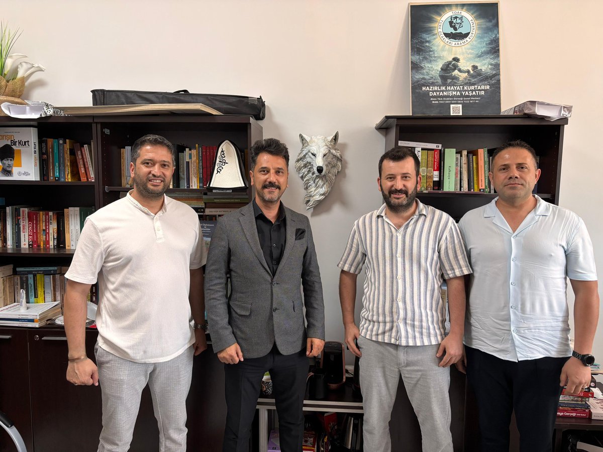 AzerderManisa's tweet photo. Türk Ocakları Manisa Şube  Başkanı Dr. Öğretim Üyesi Ferdi Çiftçioğlu'nu, Manisa Celal Bayar Üniversitesinde, yönetim kurulu üyelerimiz ile birlikte  ziyaret ettik. 
Türk Dünyası ile ilgili fikir teatisinde bulunarak, birlikte yapabileceğimiz projelerden bahsettik. https://t.co/dL1KqzvJ0o