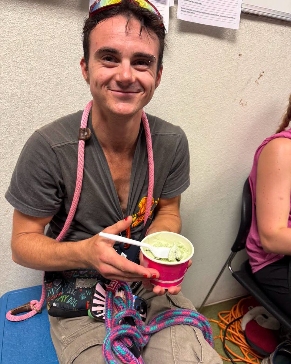 fireandicecream's tweet photo. Good dogs deserve treats and the good humans that help them deserve treats as well. Thanks to @StrayRescue for the shout-out:
🐾🐶🍨
"THANK YOU Fire and Ice Cream Truck by Serendipity!! They dropped off a cooler full of ice cream for our hardworking staff during this heatwave!" https://t.co/CoLXI3HMom