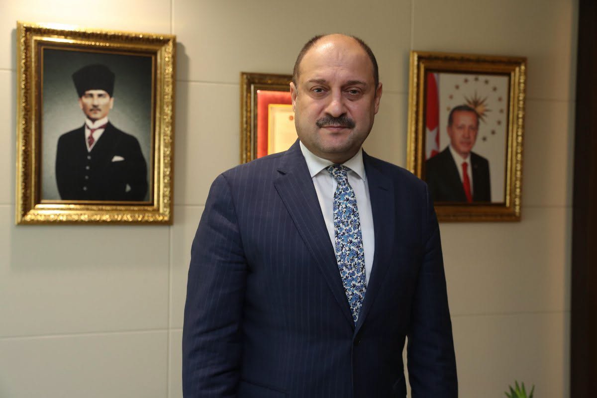 urfasesver's tweet photo. KASIM GÜLPINAR, NEYİN BEDELİNİ ÖDÜYOR?

Birazdan yazacaklarımız; belediye ve başkanlık makamından, siyasi partilerden ya da günlük politikanın sığ polemiklerinden tamamen bağımsız şeylerdir.

Bugün Şanlıurfa Büyükşehir Belediye Başkanlığı koltuğunda kimin oturduğunu, o binanın koridorlarında hangi kararların alındığını bir kenara bırakıp sadece ve sadece bir şahsiyeti, bir insanı konuşmak gerekiyor: Mehmet Kasım Gülpınar.

Onun göreve geldiği ilk günden beri bir gün bile rahat bırakılmaması, sürekli organize trollerin ve sistemli algı operasyonlarının hedefi hâline gelmesi aslında bir makama değil, onun şahsında vücut bulan sarsılmaz insani değerlere karşı açılmış bir savaştır. Onu hedef tahtasına oturtan şey unvanları değil; paranın, gücün ve makamın asla satın alamadığı o asil karakteridir.

Kasım Gülpınar, bu topraklarda asaleti sadece bir soyadı veya aile mirası olarak taşımayan; onu yaşantısıyla ve entelektüel derinliğiyle her gün yeniden üreten müstesna bir isimdir.

Bölgenin en köklü, en saygın ailelerinden birinin evladı olarak dünyaya gelmiş ancak hiçbir zaman bu nüfuzun arkasına sığınmamıştır. Aksine Doğu ve Batı kültürünü harmanlayan entelektüel birikimiyle; çok iyi derecede bildiği Fransızca, İngilizce, Arapça ve Kürtçe dilleriyle kendini her alanda yetiştirmiş saygın bir devlet adamıdır.

Fakat onu asıl büyük ve sarsılmaz kılan, bu entelektüel donanımından ziyade, ömrü boyunca harama zerre kadar tenezzül etmemiş olmasıdır. Beytülmalin, yani yetimin ve kamunun hakkının tek bir kuruşuna dahi halel getirmemeyi hayatının en büyük yemini saymıştır.

Ancak bu duruşun bir de arka planı; kimsenin konuşmak istemediği, trollerin gürültüsüyle örtülmeye çalışılan devasa bir gerçekliği var: Devralınan o ağır enkaz.

Mehmet Kasım Gülpınar göreve adım attığı an karşısında süslü vaatler değil; belediye iştirakleri ve ŞUSKİ ile birlikte toplamda 12 milyar 171 milyon TL’yi bulan devasa bir borç kamburu buldu.

Sırf para harcamak, birilerine kaynak aktarmak için yapılmış; teslim alınmış ama ortada fiilen binasından başka bir şeyi olmayan işlevsiz projeler, adeta batık bir şirket gibi teslim edilen ve her ay ana belediye bütçesinden yüz milyonlarca lira sübvansiyon akıtılmasa personeline maaş ödeyemeyecek, pompasını dahi değiştiremeyecek duruma getirilmiş bir ŞUSKİ enkazı vardı önünde.

İşte “koltukta rahat oturtulmadı” denilen o süreç, aslında bu talan düzeninin faturasını ödeme ve o delikleri tek tek kapatma süreciydi.

İşte tam da bu yüzden onun temiz geçmişi ve harama geçit vermeyen bu net tavrı, her devrin adamı olan rantçıları ve yolsuzluktan beslenen çevreleri her zaman dehşete düşürmüştür.

Bugün maruz kaldığı o bitmek bilmeyen saldırıların ardındaki gerçek sebep, onun iktidarda olup olmaması değil; geçmişten bugüne kadar kendi çevresi dâhil olmak üzere hırsızlığa, arsızlığa ve haksız kazanca karşı ördüğü o sarsılmaz duvardır.

Nitekim göreve gelir gelmez geçmiş döneme ait tam 291 dosyayı incelemeye alması, usulsüzlüklerin üzerine korkusuzca giderek dosyaları valiliğe ve savcılığa teslim etmesi, o güne kadar kamunun malını yağmalayan odakların kimyasını bozmuştur.

Sırf kendi ikbalini korumak, koltuğunda rahat oturmak adına rant odaklarına ve onu sevmeyen çıkarcı kliklere asla taviz vermemiş, eğrilip bükülmemiştir.

Yeni tek bir kuruş kredi çekmeden, borçlanmaya gitmeden; uyguladığı sıkı mali disiplin ve tasarruf tedbirleriyle belediyenin mali yapısını Türkiye genelinde ilk üçe sokacak kadar büyük bir yönetim dehası ortaya koymuştur.

Mehmet Kasım Gülpınar bugün ok gibi düz olmanın, dik durmanın ve o ağır enkazı kaldırırken rant şebekelerinin hortumlarını kesmenin bedelini ödemektedir.