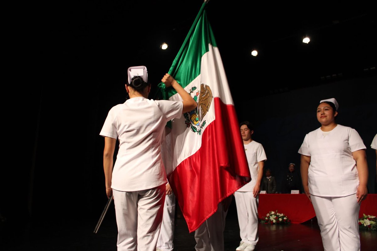 HospEscandon's tweet photo. La Ceremonia del Paso de la Luz e Imposición de Cofias representa el compromiso, la fe y la entrega de nuestras estudiantes.

La Escuela de Enfermería Escandón celebra con orgullo este paso trascendental en la formación de quienes dedican su vida al bienestar de los demás. https://t.co/9HsXvcQIfz
