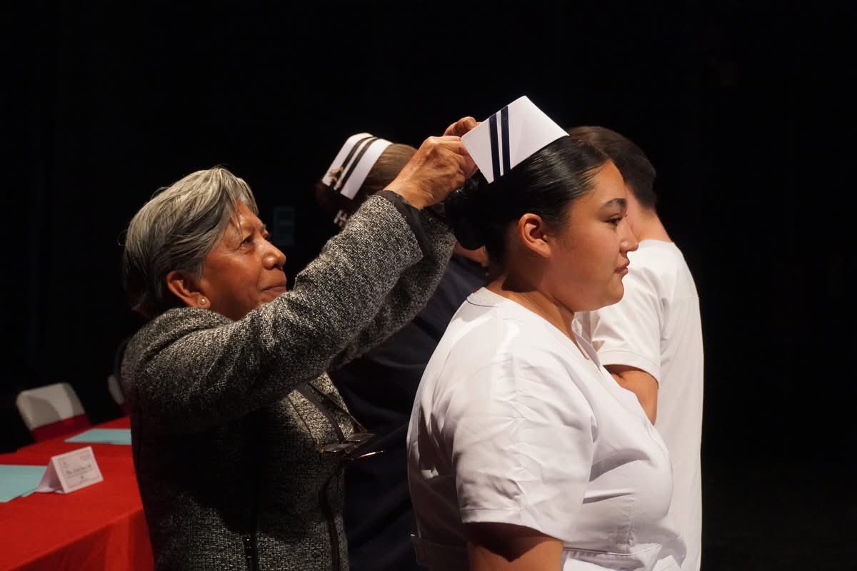 HospEscandon's tweet photo. La Ceremonia del Paso de la Luz e Imposición de Cofias representa el compromiso, la fe y la entrega de nuestras estudiantes.

La Escuela de Enfermería Escandón celebra con orgullo este paso trascendental en la formación de quienes dedican su vida al bienestar de los demás. https://t.co/9HsXvcQIfz