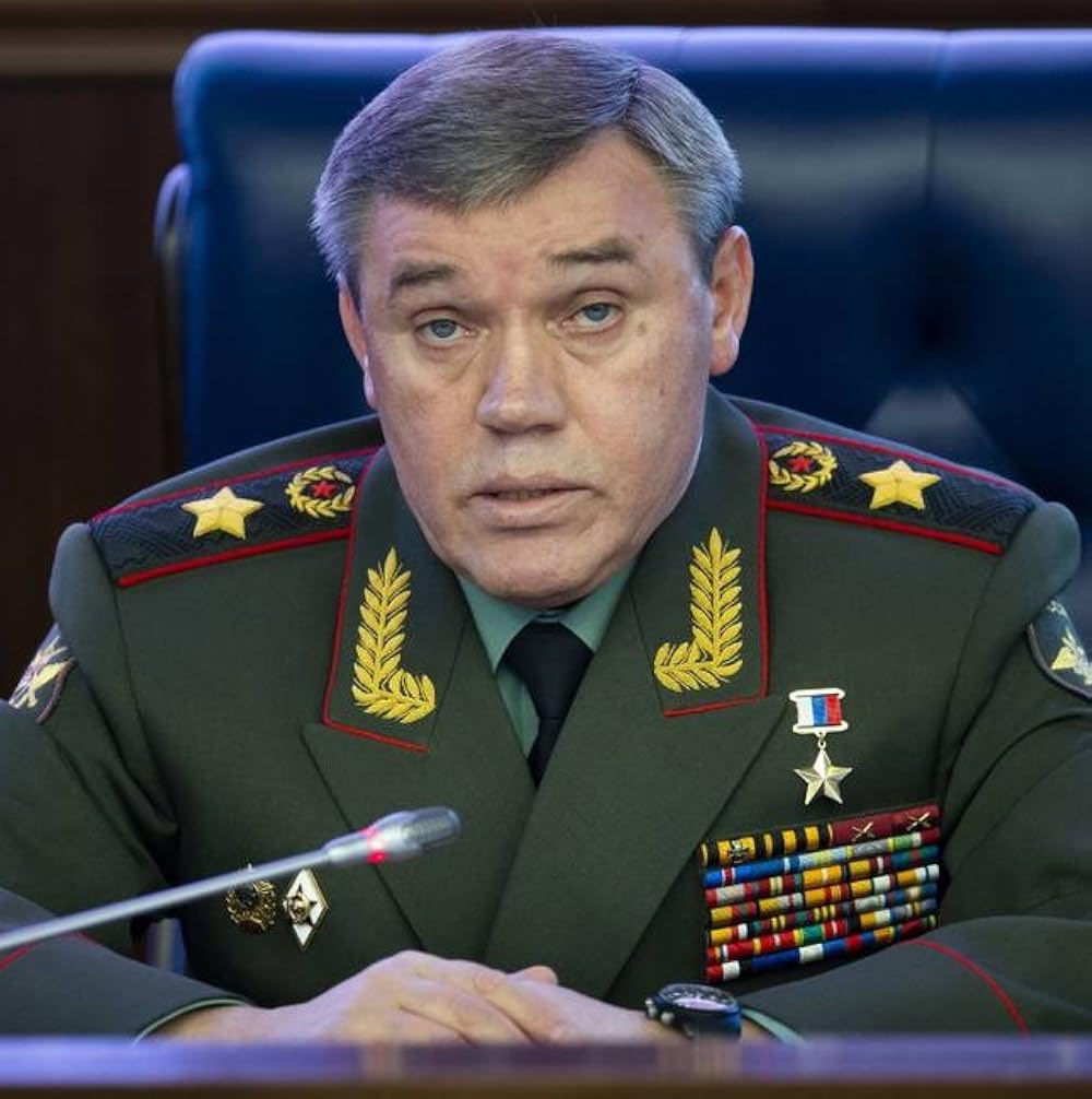 Latlantista's tweet photo. A seguito dell’attacco barbarico dei nazisti russi contro Kyiv, l’Ucraina ha, per la prima volta, incriminato ufficialmente il capo dello stato maggiore russo Gerasimov, personaggio solitamente non in vista. 

Nel 2022, la sua vita è stata salvata dal “terrore dell’escalation” dell’amministrazione Biden, adesso capiamo che la situazione è radicalmente diversa.