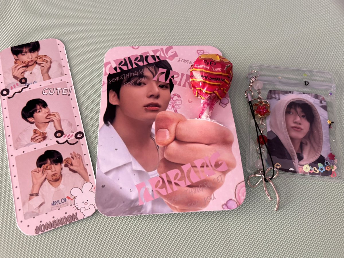 dollyminni's tweet photo. london going to have so much of my freebies lmao i have almost 200 of these https://t.co/gRTx4MIX4O