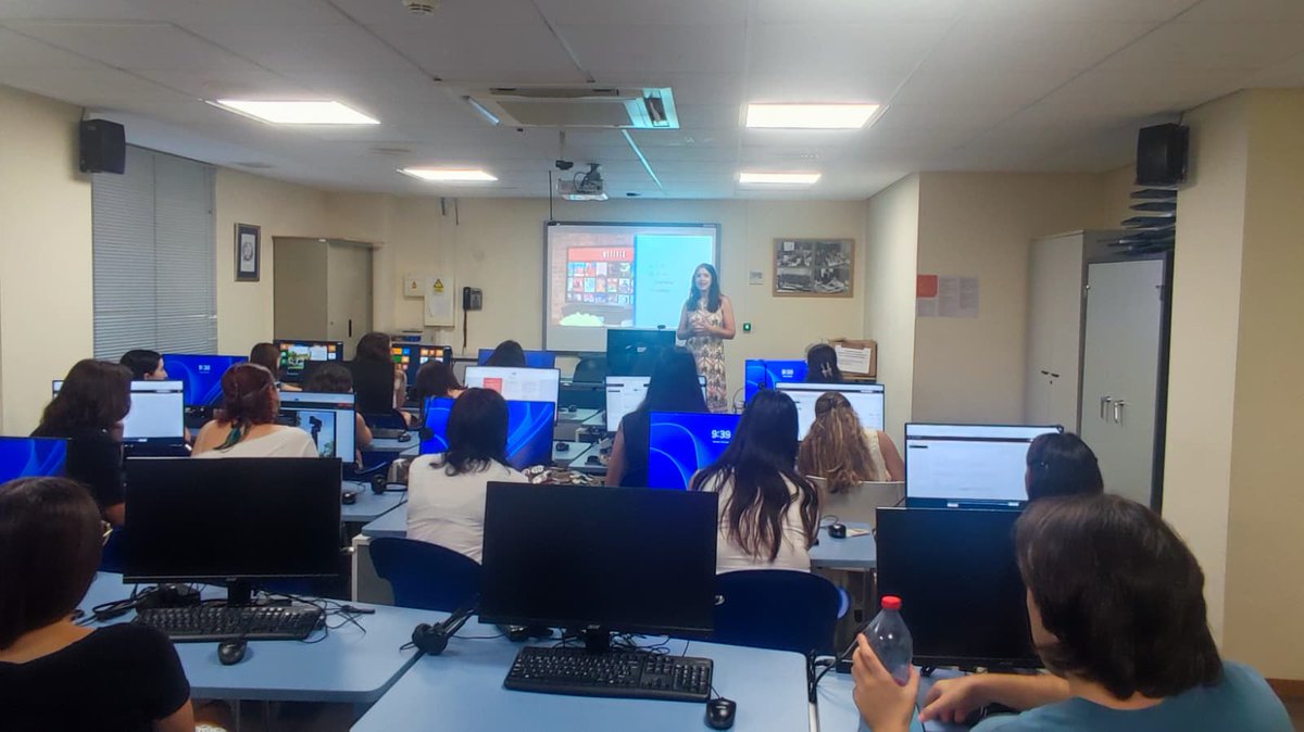 DptoTeIUM's tweet photo. ¡Ha concluido con éxito la IV Escuela de Verano de Iniciación a la Traducción de @LetrasUMU! En el último día, los alumnos y alumnas han aprendido sobre doblaje y subtitulación y han trabajado en pequeños grupos en distintos proyectos, convirtiéndose en traductores por un día 🎙️ https://t.co/iUoL1eHptg