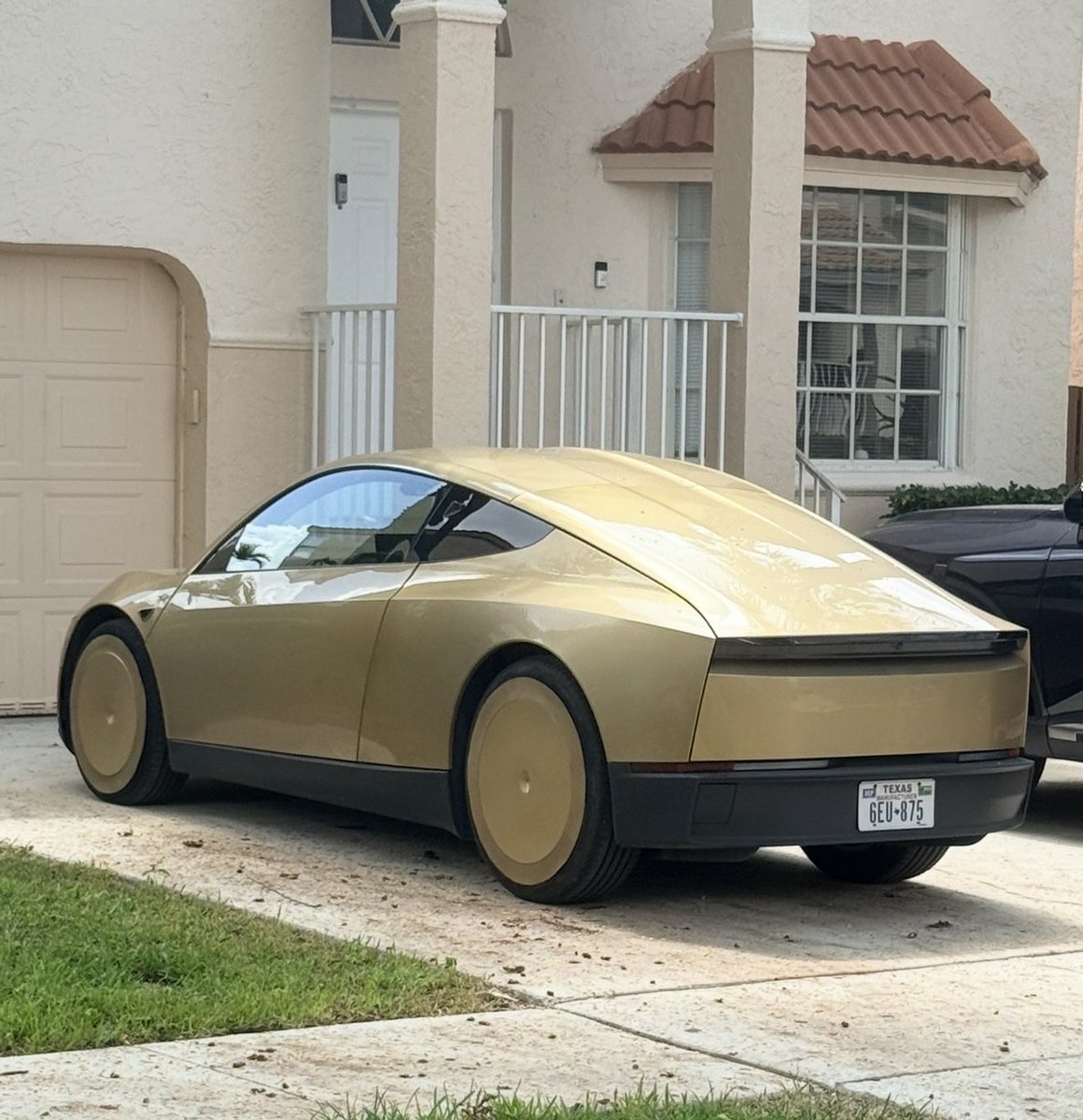 Daemonscythe01's tweet photo. @TesLatino @robotaxi @Tesla_AI I saw this in my neighborhood in Plantation this weekend so maybe soon? https://t.co/5OHRXixjEu