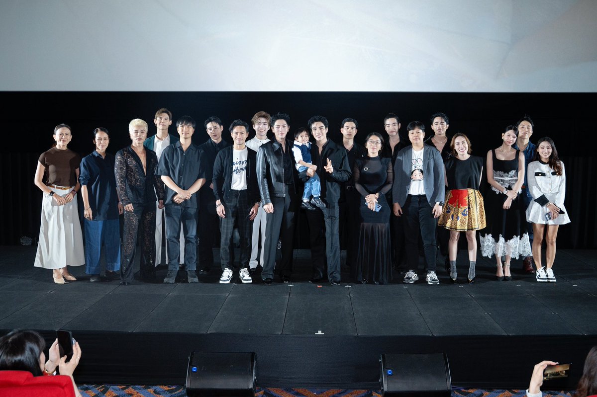 LoveofSilom's tweet photo. 📸 ภาพค่ำคืนอันแสนพิเศษจาก “Love of Silom Final Episode : Our Last Night” 🥂

🍸 ขอขอบคุณแฟน ๆ ทุกท่านที่มาร่วมดื่มด่ำและสร้างความทรงจำสุดประทับใจไปกับซีรีส์ “รักแห่งสีลม”
ในค่ำคืนสุดท้ายนี้ ตั้งแต่แก้วแรกจนถึงหยดสุดท้าย ทุกเสียงเชียร์และทุกแรงซัพพอร์ตคือพลังใจที่สำคัญที่สุดของพวกเราชาวสีลม 🍾

(2)
#LoveofSilomFinalEP
#LoveofSilomTheSeries #รักแห่งสีลม
#YYDSent #WeTVOriginal
