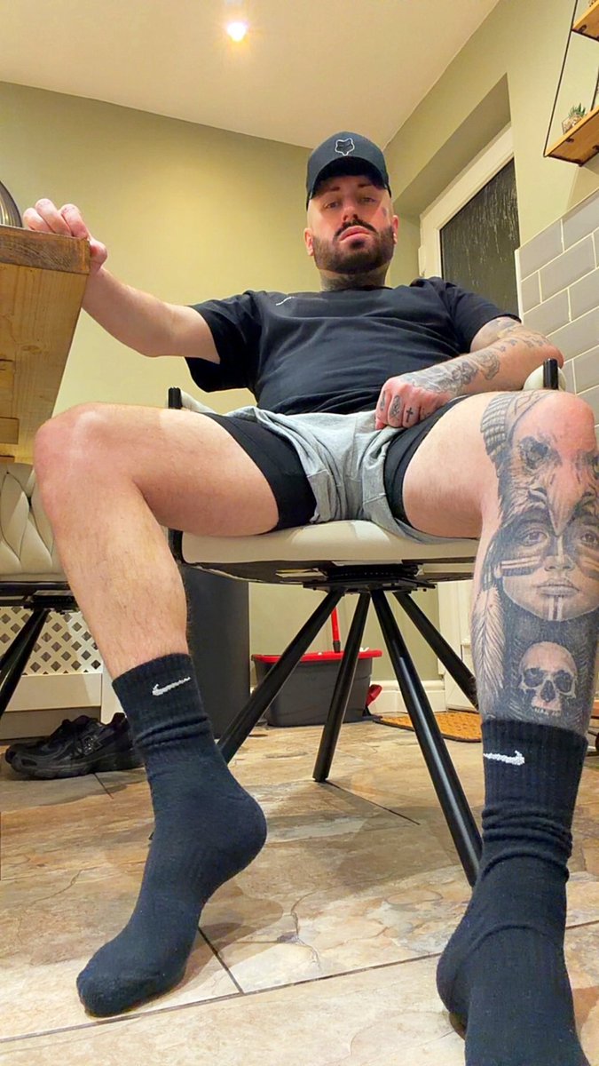 ItsEvilMaster's tweet photo. Master socks are stinking after the gym 👌💪🏼 https://t.co/iw2EbkwSar