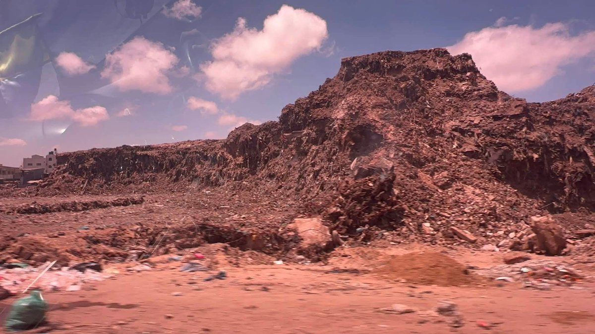 PGabRomanelli's tweet photo. Gaza hoy.

Entre las ruinas, seguimos elevando nuestra mirada al Cielo.

Señor, ten piedad de tu pueblo. Envía el don de tu paz, consuela a los que sufren y renueva la esperanza en cada corazón. https://t.co/YbbqQwUCpF