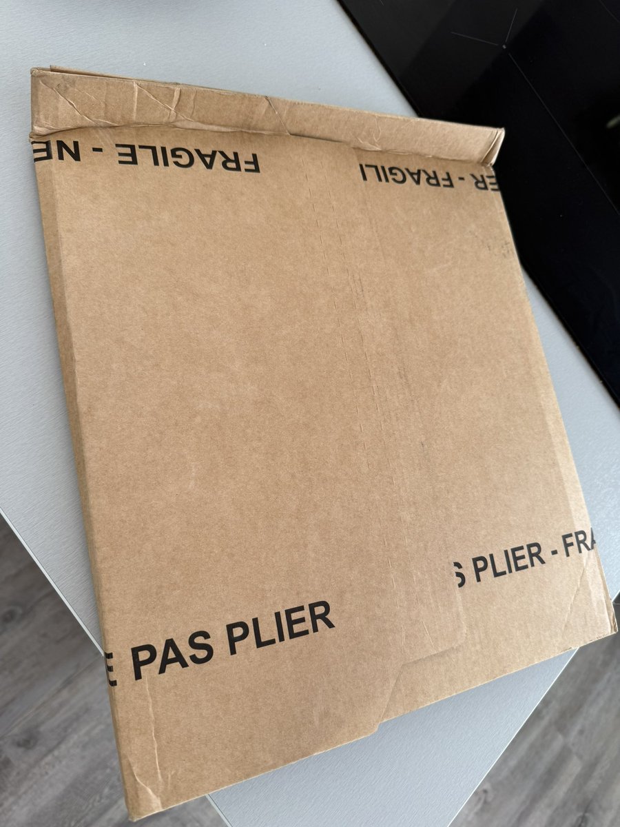 UnmuzzlingChair's tweet photo. Bonjour @ChronopostSAV. Test de lecture. Les autres ne dites rien… 

Qu’est-il écrit sur le colis ? 

Et parce qu’il y a une raison !! C’est un put**** de vinyle !!!

@Fnac @fnac_musique, il faut arrêter les envois avec @Chronopost. Toujours des problèmes. 

@VINYLCORDALERTS https://t.co/JvZCLSPm95