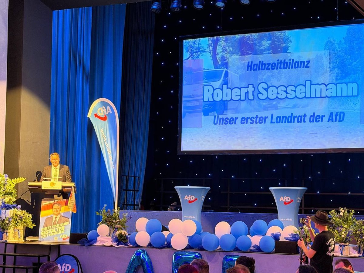 KaufmannAfD's tweet photo. Gestern zu Gast bei der Halbzeitbilanz von #AfD Landrat Robert Sesselmann im
Gesellschaftshaus #Sonneberg. Ein starker Abend mit vielen Kollegen, kommunalen Vertretern & Bürgern. Wichtiger Austausch für die Zukunft #Kommunalpolitik #Thüringen #Netzwerk https://t.co/83H0S7GYKe