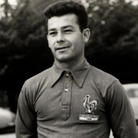 luanaraujo90's tweet photo. A Seleção Francesa, historicamente, é formada por filhos de imigrantes ou nascidos em outros países com ligação colonial com o País.

Just Fontaine nasceu no Marrocos;

Raymond Kopa era filho de poloneses;

Michel Platini é filho de italianos;

Zinedine Zidane é filho de argelinos.

Sempre foi e é considerado normal, afinal, todos eles são franceses por direito. Por que agora o Zé Brasilóide tá incomodado com isso?

A resposta tá bem clara né? Mas a galera jura que não é isso.