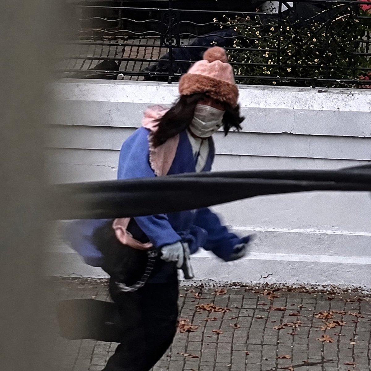 portalmvd's tweet photo. DISFRAZADOS DE ANCIANOS: ASÍ SE VEN LOS DELINCUENTES QUE BALEARON A DOS POLICÍAS EN EL ROBO A UN RESIDENCIAL

Epígrafe: Capturas de las cámaras de seguridad linderas al residencial (imágenes mejoradas con IA)