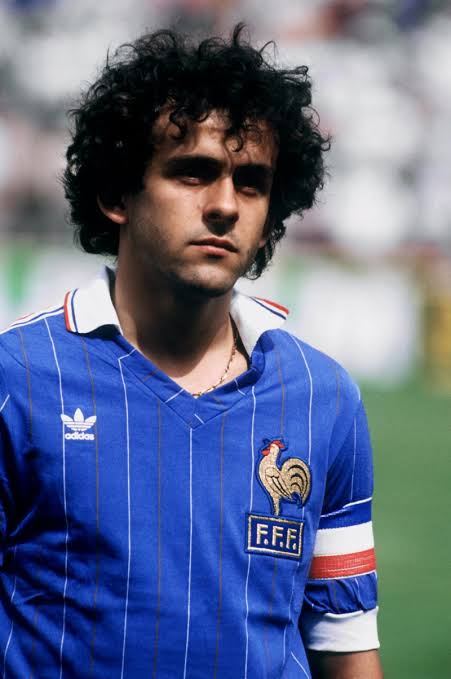 luanaraujo90's tweet photo. A Seleção Francesa, historicamente, é formada por filhos de imigrantes ou nascidos em outros países com ligação colonial com o País.

Just Fontaine nasceu no Marrocos;

Raymond Kopa era filho de poloneses;

Michel Platini é filho de italianos;

Zinedine Zidane é filho de argelinos.

Sempre foi e é considerado normal, afinal, todos eles são franceses por direito. Por que agora o Zé Brasilóide tá incomodado com isso?

A resposta tá bem clara né? Mas a galera jura que não é isso.
