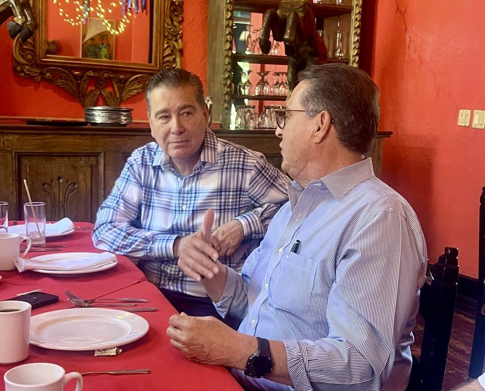 notariossonora's tweet photo. 📜 Notarios de Nogales y del norte de Sonora se reúnen con Delegado del Infonavit en Sonora Francisco Duarte Medrano y con Directora de Notarías Liza Auyón.
👁️ VER 👉 https://t.co/T5tYoHu8Zn 👈
📜#NotariosSonora #NotariosdeSonora #FONAL #FortalecimientoNotarial @ReneLunaSugich https://t.co/uoXE5bNW8q