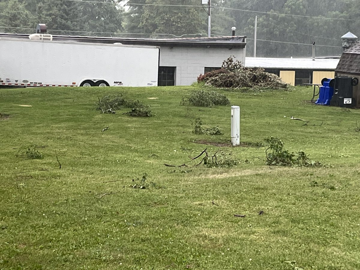 DavidS_WX's tweet photo. @StormTeam4 

Tree Damage in Bloomfield and Lake Como, Wi https://t.co/dzj7p1LPNa