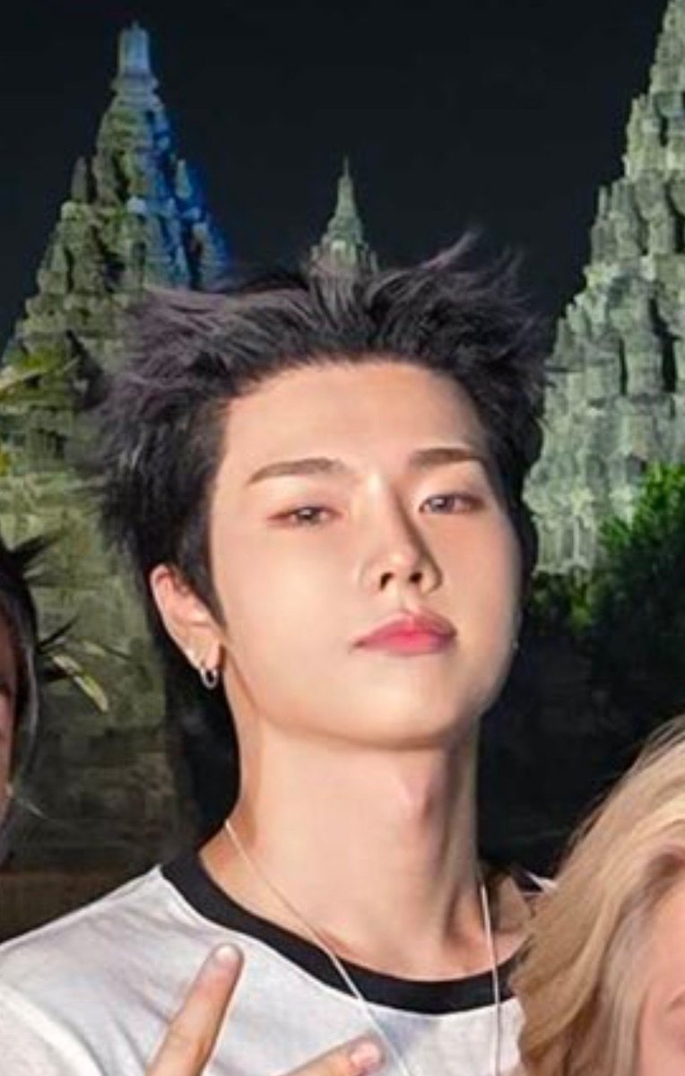 diaryroes's tweet photo. EH MAAF TAPI KENAPA ADA CANDI DI TENGAH RAMBUT DIA 😹😭😹 https://t.co/qdmjeYM2Ib