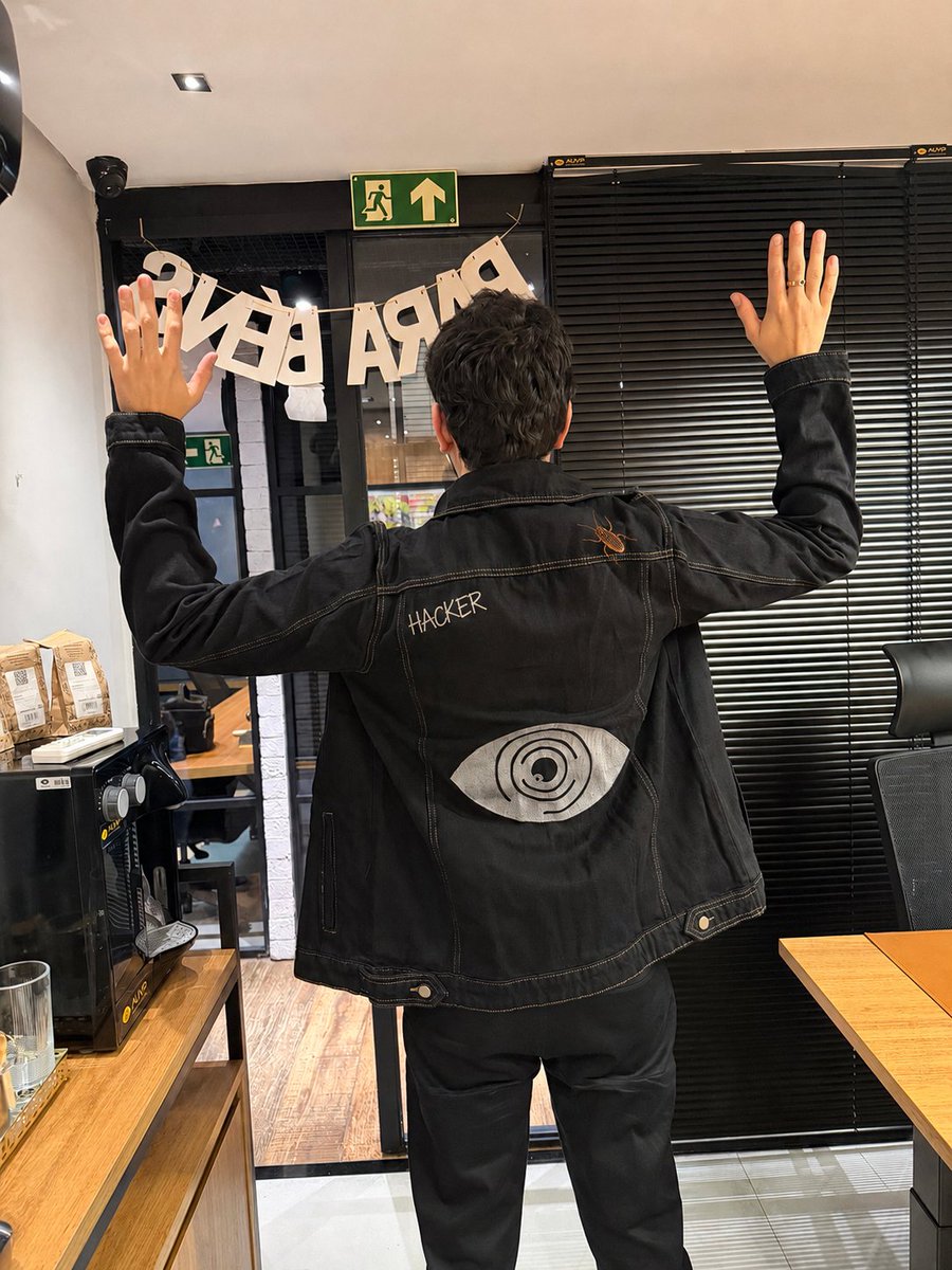 oraulsena's tweet photo. Quando alguém consegue hackear a AUVP, a gente costuma enviar alguns presentes legais (e pagamos para erros críticos). Mas desta vez o time de produto resolveu fazer algo diferente.

Criamos uma versão "bugada" da nossa jaqueta: logo de cabeça para baixo, elementos desalinhados e outros pequenos erros de propósito.

Ela é exclusiva para quem encontrar bugs nas nossas aplicações.

Legal ou cringe?