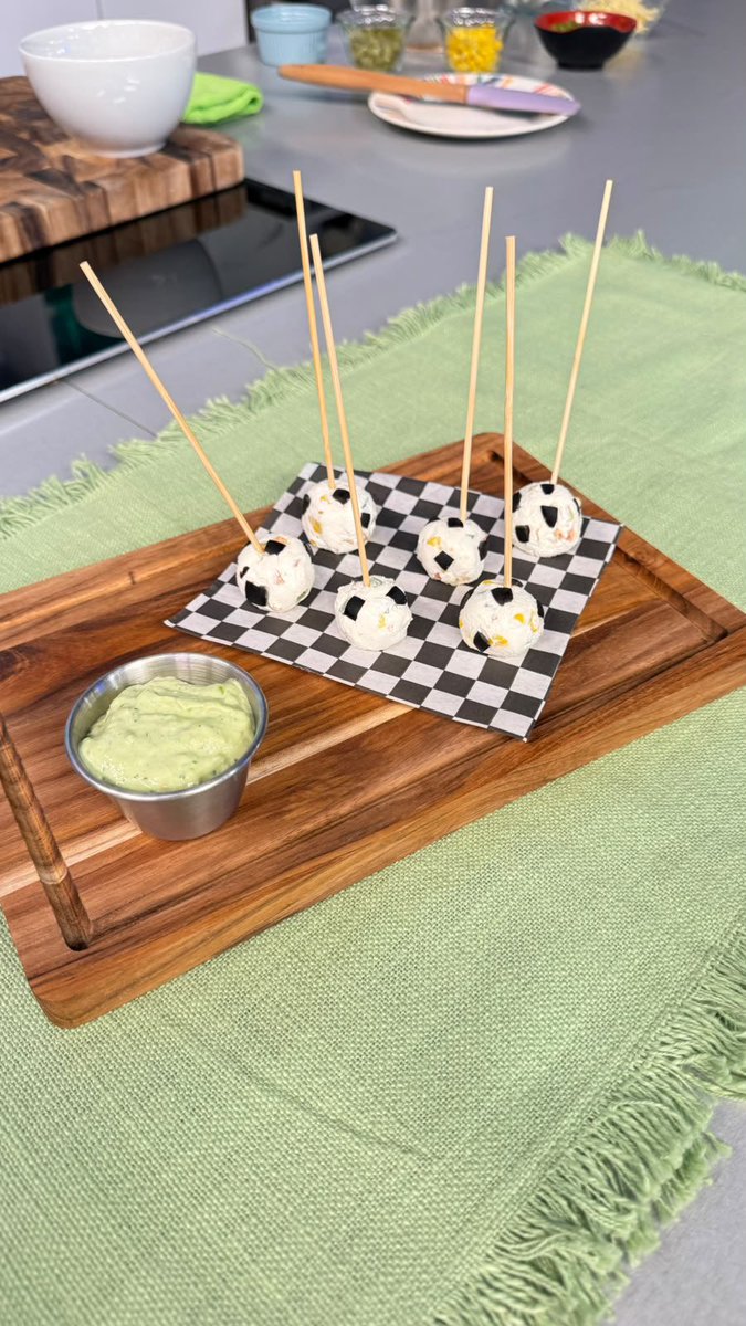 ChefMarianoS's tweet photo. Este viernes de futbol preparamos una receta muy #SabroZone pa’ compartir con la Bandita. Cocinamos: baloncitos de queso ⚽️🧀 https://t.co/4o4u8p7Oc0