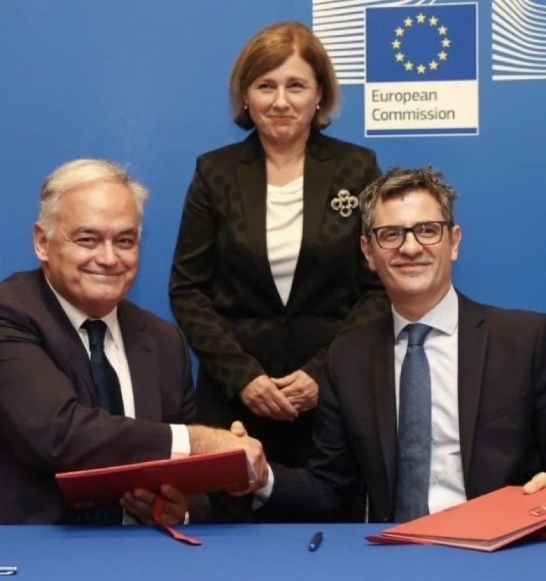 hermanntertsch's tweet photo. Una de las fotos de la traición continuada al pueblo español. https://t.co/3HfDgWz4uY