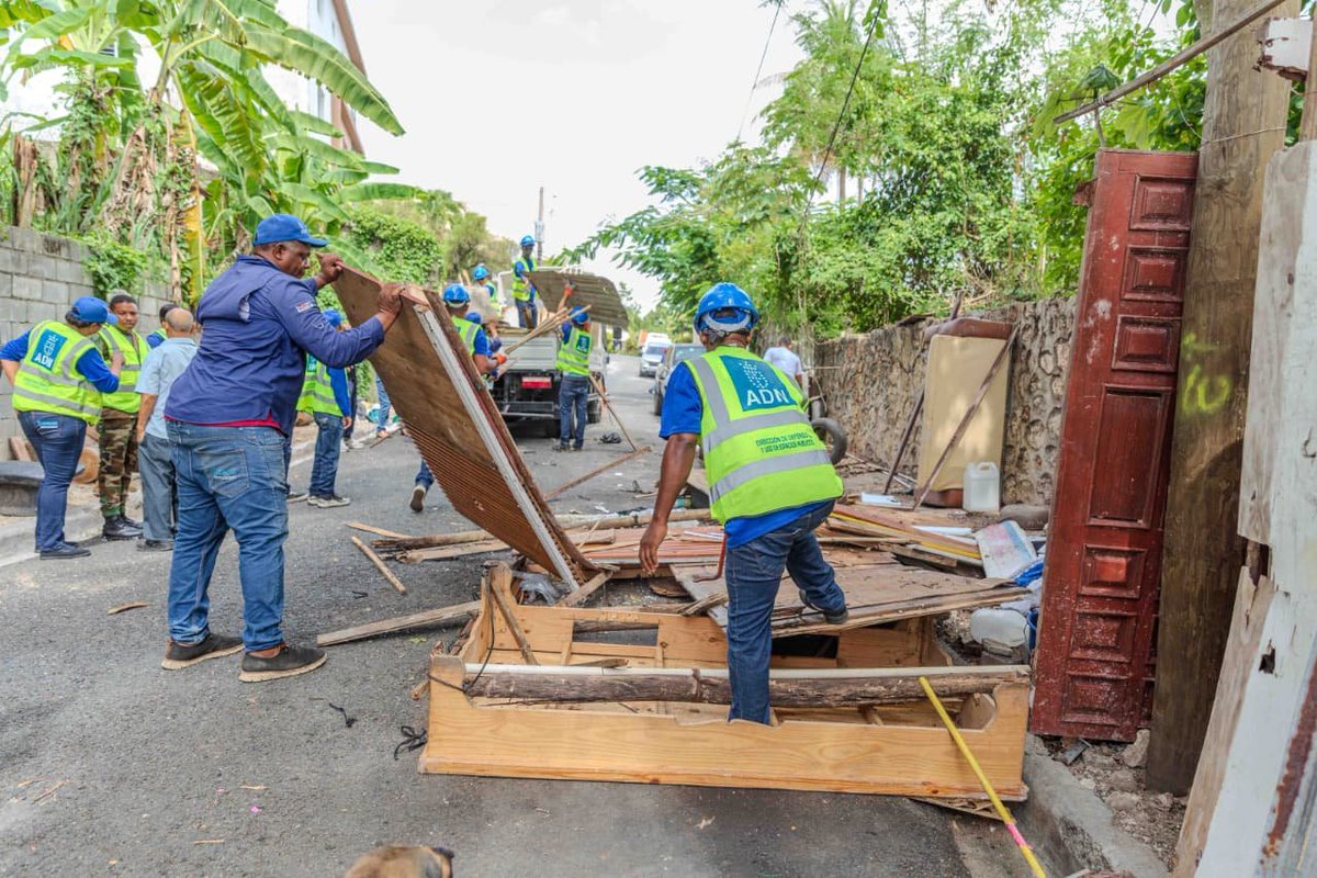 vida_altagracia's tweet photo. La alcaldesa Carolina Mejía ordenó retirar Infraestructuras que ocupaban las aceras de la calle Q en el sector Arroyo Hondo, esto con el fin de continuar con el operativo de recuperacion de espacios publicos en la ciudad.
#AlcaldiaDN https://t.co/i9m9KogLYy