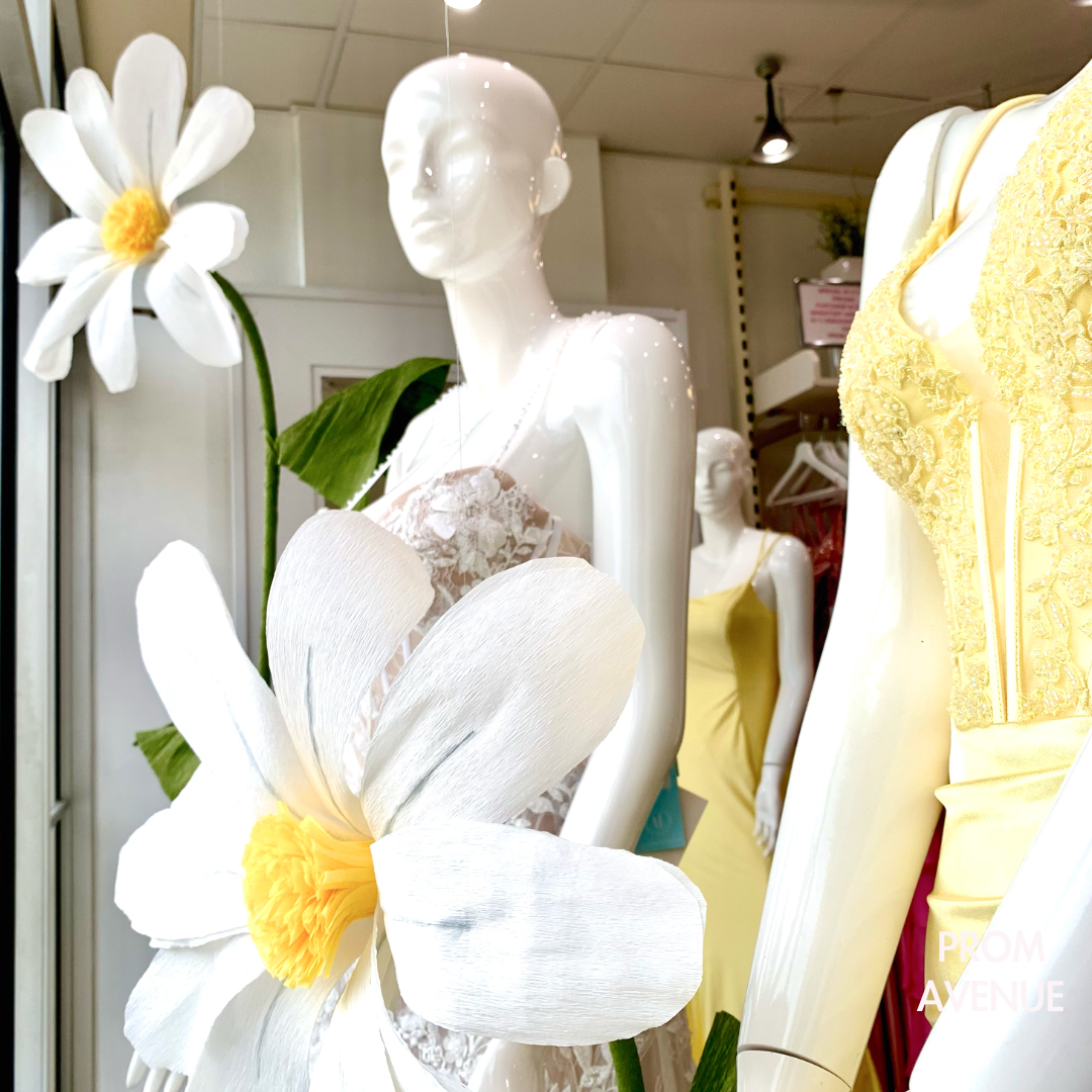 PromAvenue's tweet photo. Spotlight to yellow styling aesthetic at PROM AVENUE
https://t.co/gcCF0nErRl
#prom #promavenue #spotlight #promshop #promdress #promgown #promstore #style #fashion #windowdisplay #formals #yellow #yellowdress #dress #homecomingdress https://t.co/IgYpujeBDB