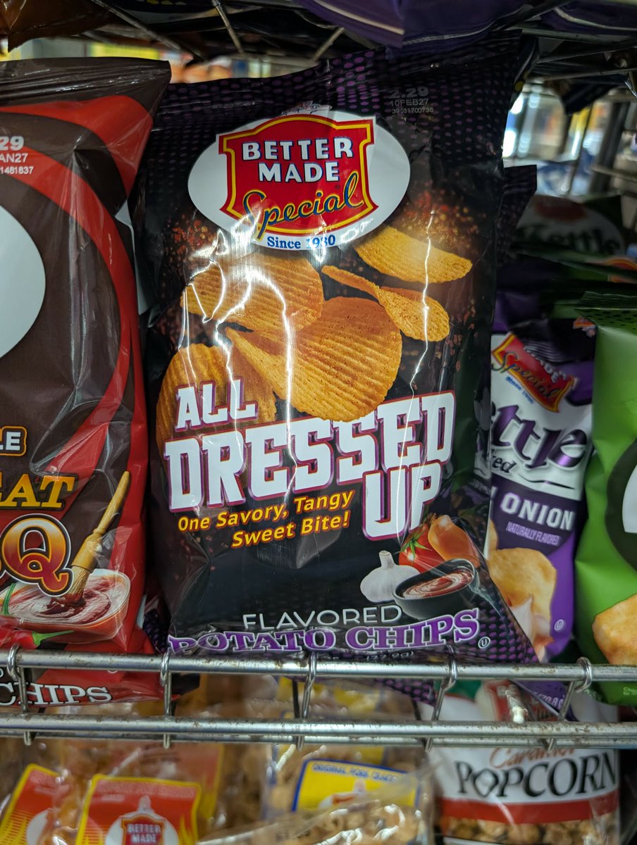 TwoWayneSr's tweet photo. I really don't know. I moved back home and been fu'kin up #BetterMade Chips lil it ain't funny! Which one y'all chosing? The popcorn or the Chips? #Hungry #BigBackActivities #Michigan #Lansing https://t.co/9qNti4DDkJ