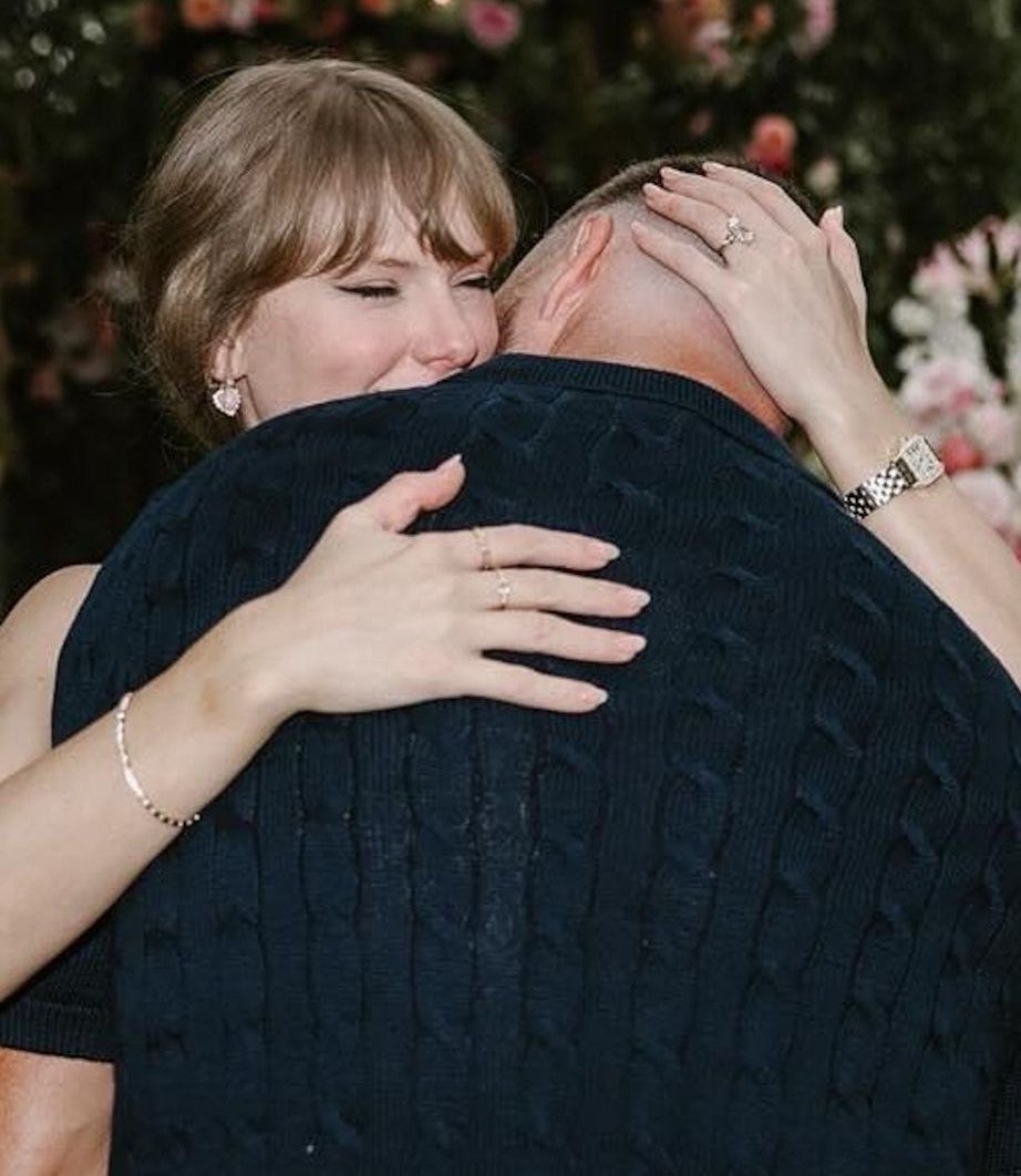 updatecultura's tweet photo. CASAMENTO REAL! Nova-iorquinos estão recebendo alertas no celular informando sobre o casamento de Taylor Swift e as mudanças no tráfego da cidade:

“As ruas ao redor do Madison Square Garden serão fechadas às 13h para um grande evento, supostamente o casamento de Taylor Swift e Travis Kelce. Prepare-se para atrasos.”