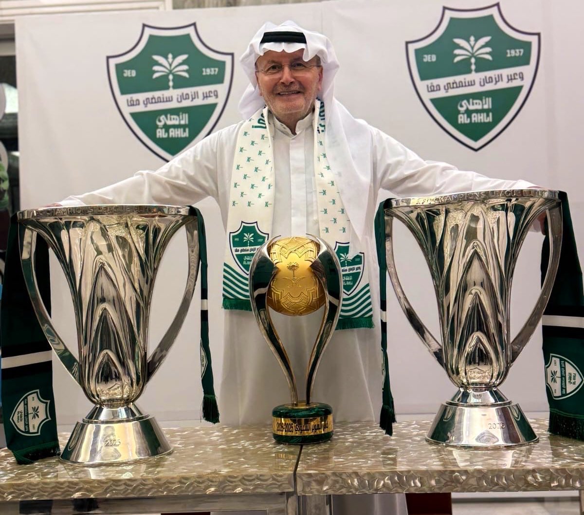 de100f1's tweet photo. سؤال محيرني كثييييييير ..؟؟ ليش #الاهلي 

ليش الاهلي يصبح افضل فريق عربي ..!!
ليش الاهلي يكوش على بطولة اكبر قارة في العالم مرتين ..!! 
ليش الاهلي يحقق بطولة النخبة وفريقك يلعب ناقص في مباريتين ..!! 
ليش الاهلي يشخط الهلال في الدوري 
ليش الاهلي ياخذ الاتحاد رايح جاي 
ليش الاهلي يدخل في الخط يشخط النصر في بطولة السوبر 
ليش الاهلي يملك لاعبين قائدين في الملعب .. 
ليش الاهلي يروجون له الإشاعات من اجل تشويش الجمهور والإدارة ..
ليش ..ليش ..ليش .. 
لازم الاهلي يعاني عشان الاندية الثانية تعيش