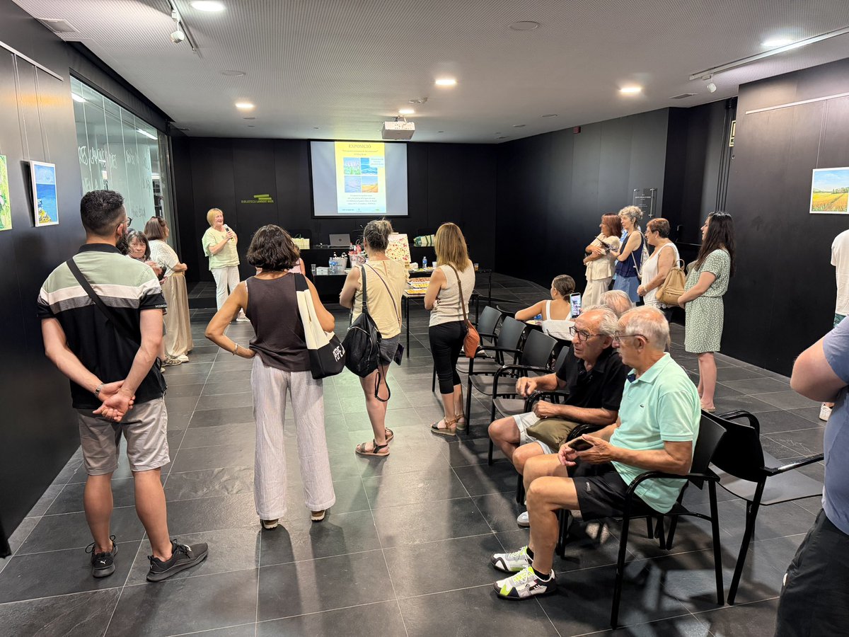 Aj_Ripoll's tweet photo. 🎨 Inauguració de l’exposició de pintures “Les quatre estacions de les emocions”, d’Elena Zenkova, a la Biblioteca Lambert Mata de #Ripoll.
🗓️ La mostra es pot visitar fins al 28 d’agost, en horari de biblioteca. https://t.co/zvpdXlRKrt