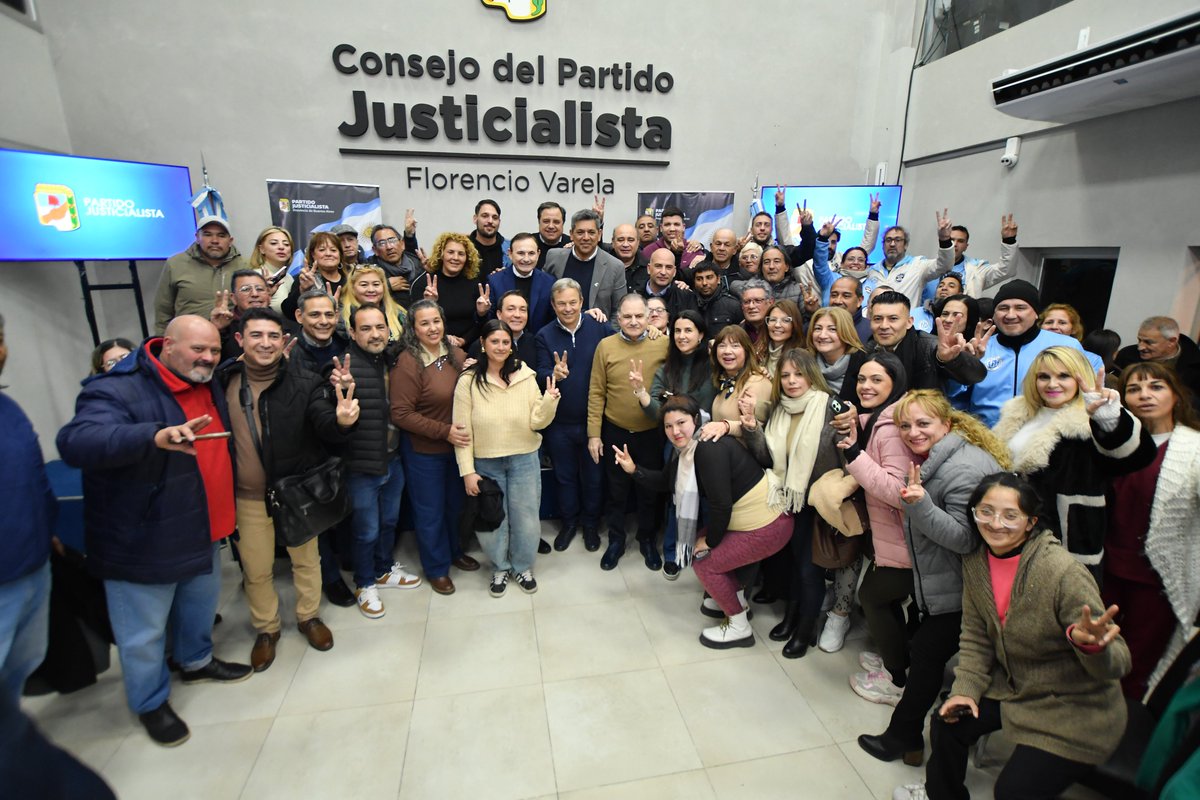 CascallaresPJ's tweet photo. ✌️🇦🇷 Quiero agradecerle de todo corazón a @PereyraJulio, a @Andreswatsonok y a los cientos de compañeros y compañeras del Peronismo de Florencio Varela que anoche dijeron "presente" en esta capacitación en el marco de la campaña de afiliaciones de nuestro @BonaerensePJ.   @Kicillofok