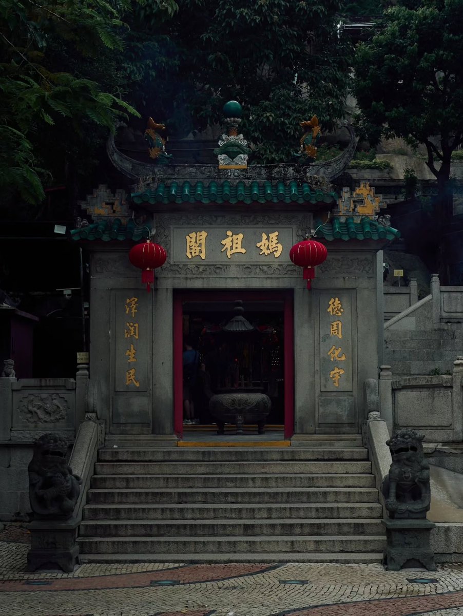 WorldNomads's tweet photo. Macau isn't just casinos, it's a mix of cultures 🇲🇴 

Backstory: Macau was a Portuguese trading port for 400+ years before returning to China (1999). That's why Chinese temples, pastel colonial buildings, and Portuguese food exist side by side.  

📷 by @withyannick on IG https://t.co/QrhEPSS85l