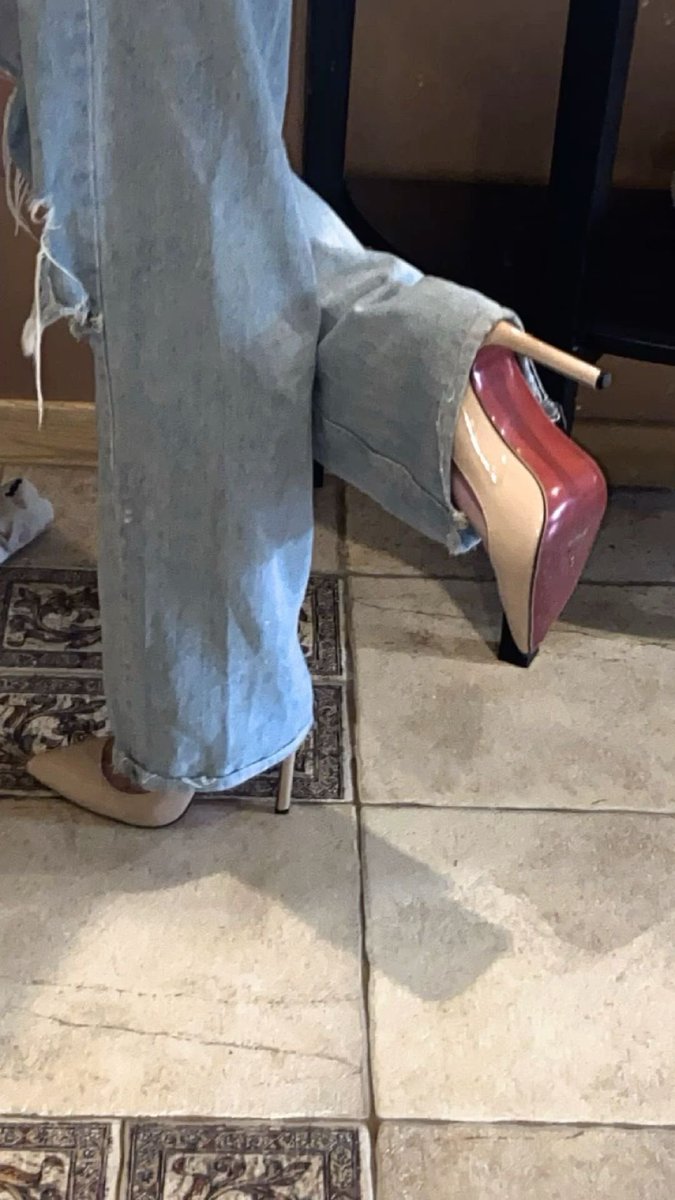 Diorgirlx's tweet photo. heels &amp; jeans 😍 https://t.co/KAeBTUhntI