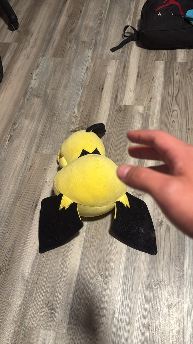 onideth's tweet photo. Cleaning my room, he’s fucking dead 😭 https://t.co/HCQ5ZzKDRL