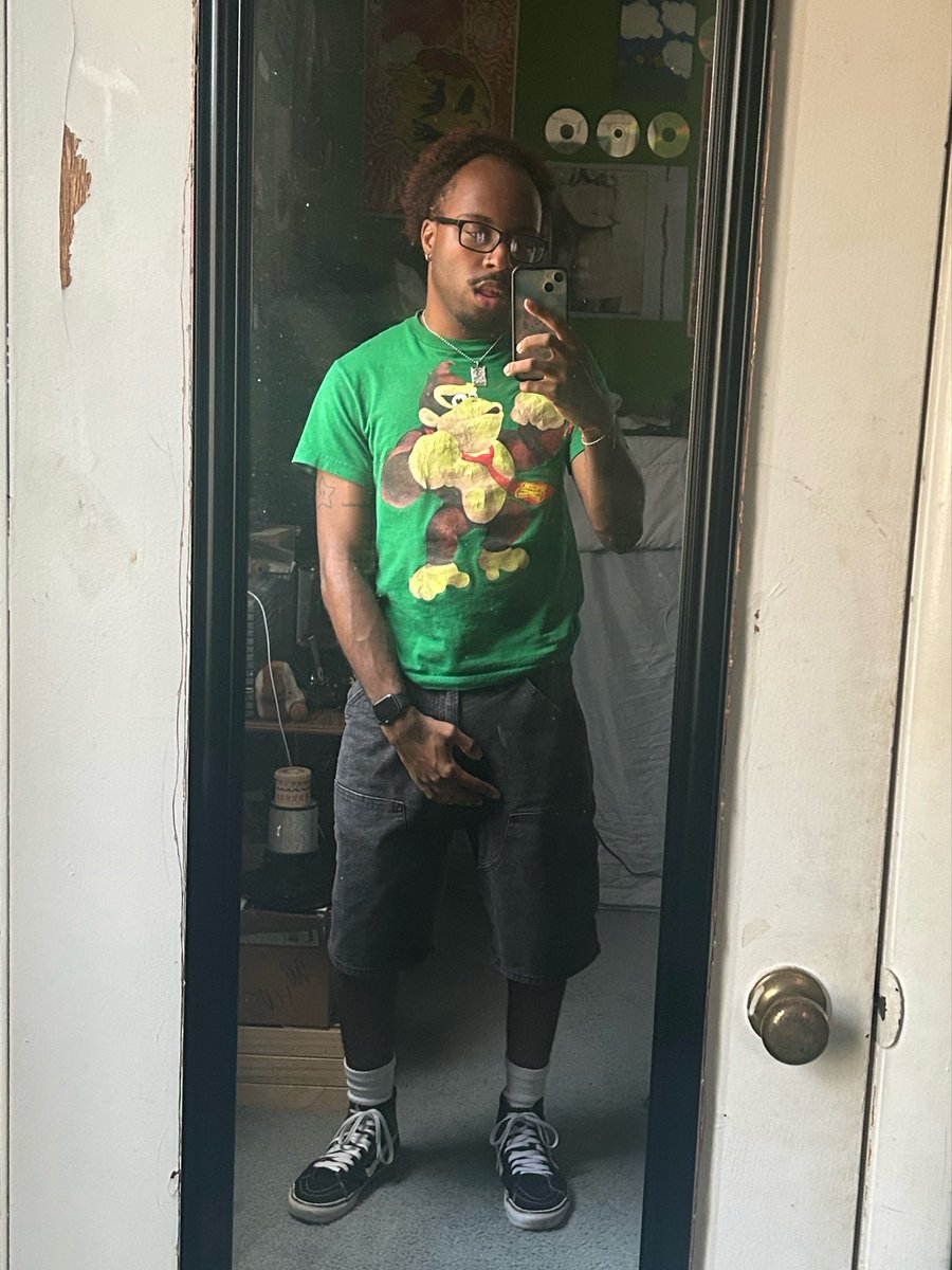 robonlinee's tweet photo. I’m taking thirst traps in the mirror in my room https://t.co/QoXrJ9cept