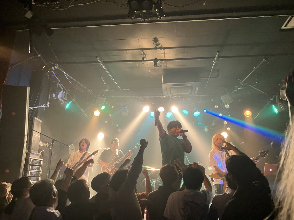 qua1cuno3's tweet photo. 打ち上げして帰宅しました🦊💨
灰児亭一門バンドさん10周年おめでとうございます🎊
10年中9年は一緒にいることに気づきました🫶
4枚目は懐かしのフライヤー㊗️ https://t.co/z84OiTsSSM