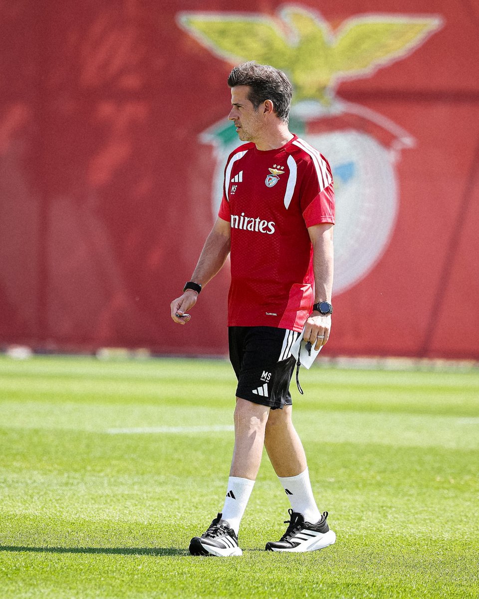 SLBenfica's tweet photo. Míster 😎 https://t.co/XuSrY16ReI