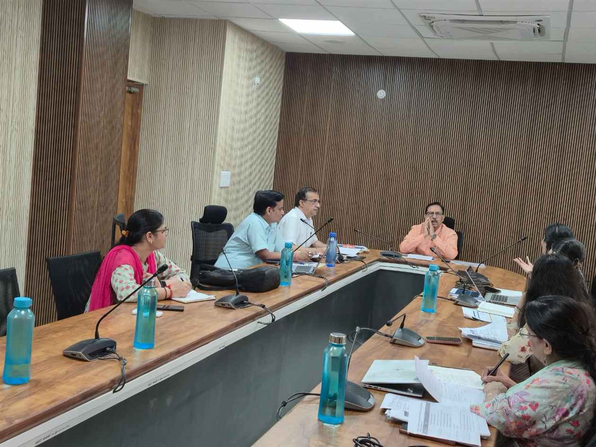 DIPRRajasthan's tweet photo. सप्तम राज्य वित्त आयोग के अध्यक्ष डॉ. अरुण चतुर्वेदी ने आयोग की प्रक्रियाधीन रिपोर्ट की प्रगति की समीक्षा की

https://t.co/Bd7sByS3SC https://t.co/4juPDc69zo