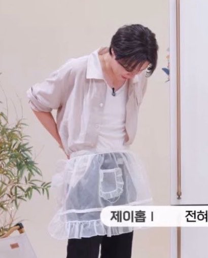 icedhoseok's tweet photo. he really likes being a princess https://t.co/r68taTDlTS