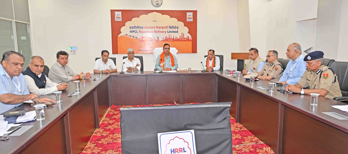 DIPRRajasthan's tweet photo. मुख्यमंत्री भजनलाल शर्मा ने पचपदरा में रिफाइनरी का किया निरीक्षण

 प्रधानमंत्री नरेन्द्र मोदी के कार्यक्रम की व्यवस्थाओं का लिया जायजा, तैयारियों को दिया अंतिम रूप
सभी व्यवस्थाएं हो निर्बाध एवं सुचारू, आयोजन को बनाएं ऐतिहासिक: मुख्यमंत्री 

 प्रधानमंत्री शनिवार को रिफाइनरी के उद्घाटन सहित विभिन्न विकास परियोजनाओं की देंगे सौगात

मुख्य कार्यक्रम से सभी जिले वर्चुअली जुड़ेंगे, 75 लाख लोग बनेंगे ऐतिहासिक अवसर के साक्षी

मुख्यमंत्री ने सुरक्षा एवं जन सुविधाओं के लिए अधिकारियों को दिए दिशा-निर्देश

https://t.co/UZEWEABHfo
