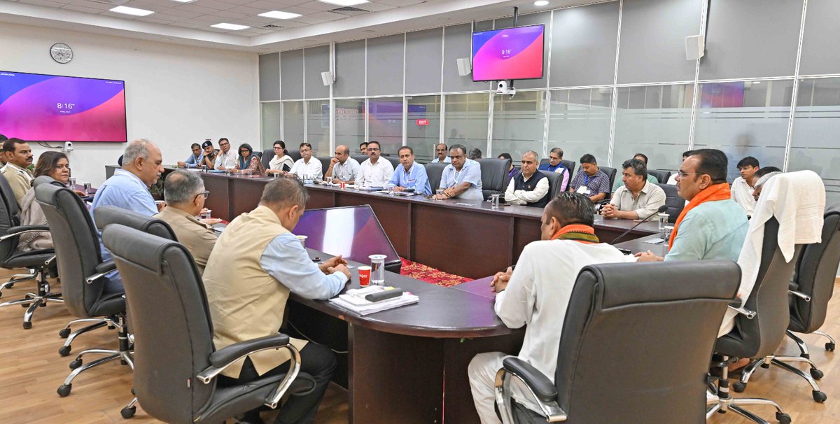DIPRRajasthan's tweet photo. मुख्यमंत्री भजनलाल शर्मा ने पचपदरा में रिफाइनरी का किया निरीक्षण

 प्रधानमंत्री नरेन्द्र मोदी के कार्यक्रम की व्यवस्थाओं का लिया जायजा, तैयारियों को दिया अंतिम रूप
सभी व्यवस्थाएं हो निर्बाध एवं सुचारू, आयोजन को बनाएं ऐतिहासिक: मुख्यमंत्री 

 प्रधानमंत्री शनिवार को रिफाइनरी के उद्घाटन सहित विभिन्न विकास परियोजनाओं की देंगे सौगात

मुख्य कार्यक्रम से सभी जिले वर्चुअली जुड़ेंगे, 75 लाख लोग बनेंगे ऐतिहासिक अवसर के साक्षी

मुख्यमंत्री ने सुरक्षा एवं जन सुविधाओं के लिए अधिकारियों को दिए दिशा-निर्देश

https://t.co/UZEWEABHfo