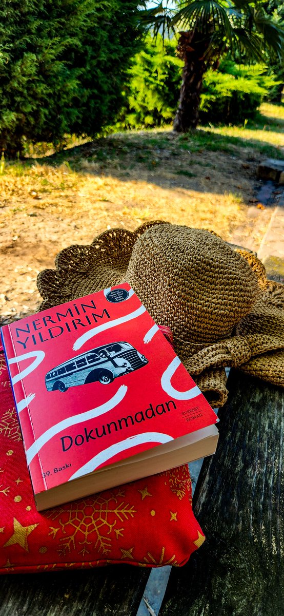 Serapbrb's tweet photo. "​"Babalar bunu hep yapar. Bir gün ansızın ölürler ve siz elinizdeki hatıralarla idare etmek zorunda kalırsınız."
#edebiyat
#kitap
#kitapalıntı
#bidünyakitap
#söylesi
#NerminYıldırım
#Dokunmadan
@bidunyakitap__ 
@nnerminyildirim 
@deathangeles16 https://t.co/ImCezXF9DX
